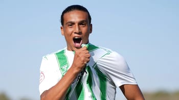 Yanis Senhadji célèbre avec passion sur le terrain de football.