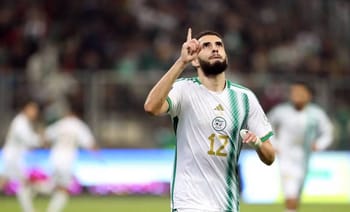 Yassine Benzia en célébration lors d'un match de football.