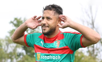 Youcef Belaili souriant lors d'un entraînement de football.