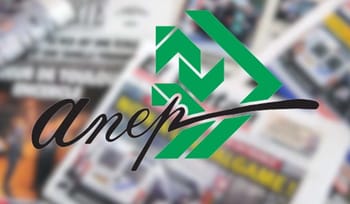 Logo de l'ANEP avec flèche verte sur fond flou de journaux.