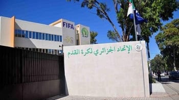 Bâtiment FIFA et CAF avec drapeaux et panneau d'accueil.