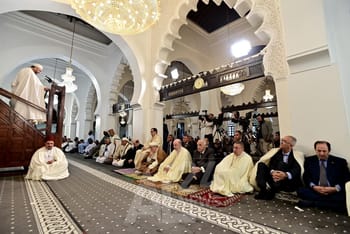 Croyants en prière lors de l'Aïd El Fitr à la Grande Mosquée d'Alger.