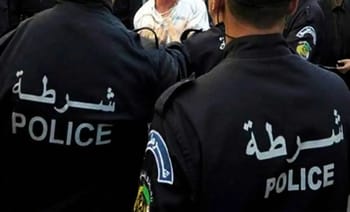 Policiers algériens en uniforme lors d'une opération.