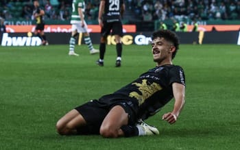 Bachir Belloumi célèbre un but lors d'un match au Portugal.