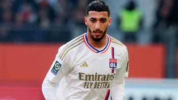 Benrahma, joueur de football, en action lors d'un match à l'OL.