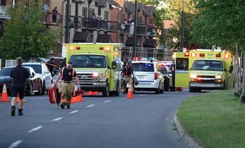 Scène d'urgence avec ambulances et policiers à Montréal.