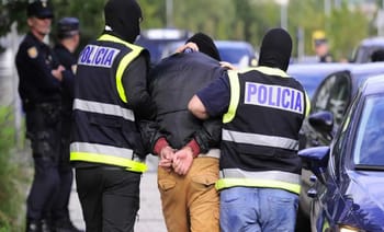 Policiers arrêtant un homme lors d'une intervention.
