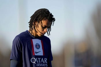 Ethan Mbappe portant le maillot du PSG lors d'un entraînement.