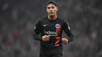 Farès Chaibi joue pour l'Eintracht Francfort lors d'un match.