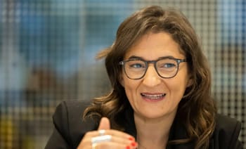 Fayza Lamari, femme d'affaires, lors d'une réunion importante.