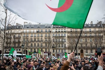 Foule lors d'une manifestation avec drapeau algérien en France.