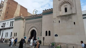Visiteurs devant une mosquée à Paris, architecture islamique traditionnelle.