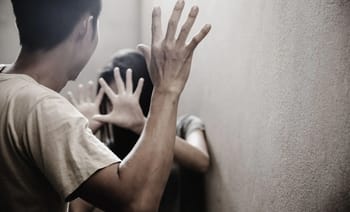 Personnes en conflit contre un mur, gestes de protestation ou de détresse.