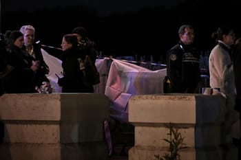 Policiers et témoins sur les lieux de l'agression à Bordeaux.