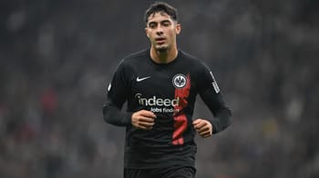 Farès Chaibi, joueur de football, en pleine course sur le terrain.