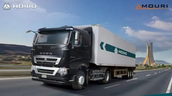 Camion Sinotruk Howo sur l'autoroute en Algérie.