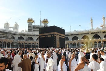 Pèlerins musulmans priant autour de la Kaaba à La Mecque.