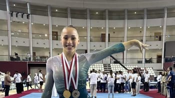 Kaylia Nemour souriante avec médailles lors d'une compétition.