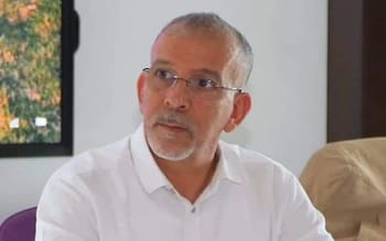 Hafid Derradji en train de parler lors d'une interview.