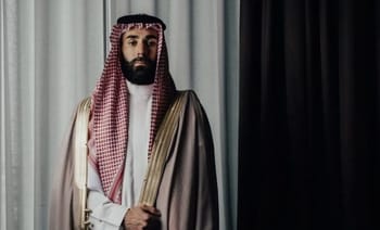 Karim Benzema portant une robe traditionnelle saoudienne et un keffieh.