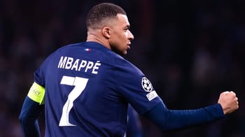 Kylian Mbappé en maillot du PSG lors d'un match important.