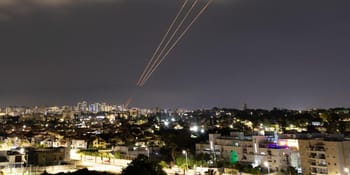 Missiles lancés depuis l'Iran vers Israël dans un ciel nocturne.
