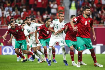 Joueurs marocains et algériens en action lors d'un match de football.