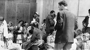 Harkis et familles en attente dans un centre d'accueil en France.