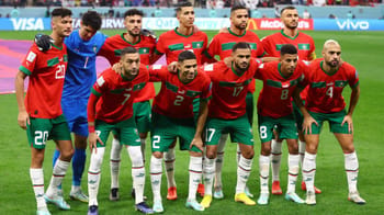 Les joueurs marocains en formation avant un match important.