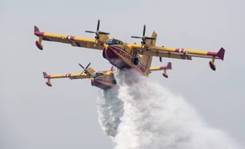 Deux avions bombardiers d'eau en vol pour lutter contre les incendies.