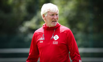 Marc Brys, entraîneur, en entraînement lors d'une session au Cameroun.