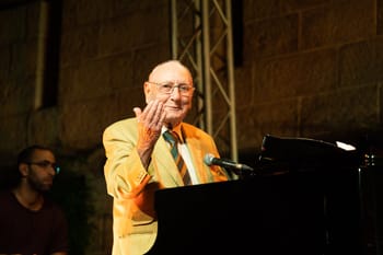 Maurice El Medioni lors d'une performance musicale en hommage.