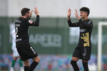 Deux joueurs de football en célébration lors d'un match.