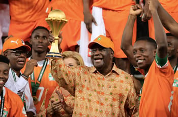 Victoire de l'équipe nationale lors de la CAN, célébrée par le président et les joueurs.