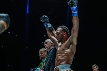 Alexis Nicolas, champion du monde, en célébration après sa victoire.