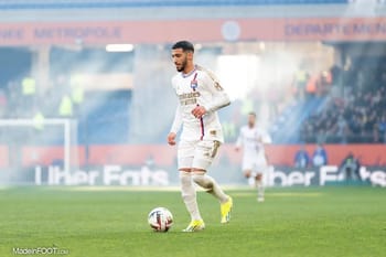 Said Benrahma en train de jouer au football pour West Ham.