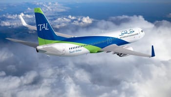 Avion Tassili Airlines survolant les nuages en plein vol.
