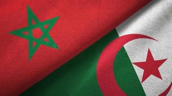 Drapeaux du Maroc et de l'Algérie côte à côte.