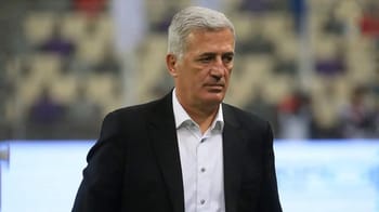 Soudani fait un clin d'œil à Vladimir Petkovic lors d'un match.