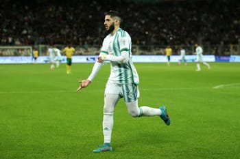 Yassine Benzia, le phénix qui renait de ses cendres : découvrez l'émouvant parcours du buteur algérien Yassine Benzia lors d'un match de football en direct.