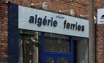 Agence Algérie Ferries à Paris, façade avec panneau visible.