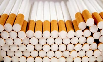 Cigarettes de contrebande empilées, saisie en France.