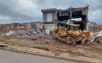 Bulldozer démolissant une construction illégale en Algérie.