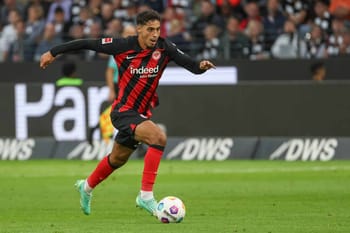 Farès Chaibi joue au football avec le maillot de l'AC Milan.