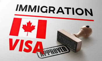 Visa d'immigration Canada avec tampon approuvé et logo de la feuille d'érable.