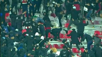 Supporters en conflit lors d'un match au stade Chahid Hamlaoui.