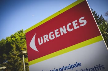 Panneau d'urgence en France, signalant une zone critique.