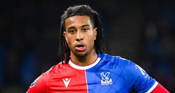 Joueur de football en maillot de Crystal Palace lors d'un match.