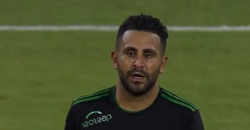 Riyad Mahrez lors d'un match avec Al Ahli, concentré et déterminé.