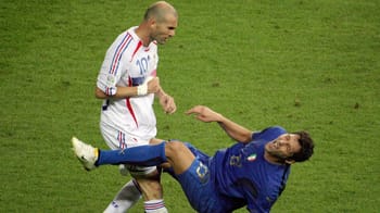 Marco Materazzi et Zinédine Zidane lors d'un match de football intense.